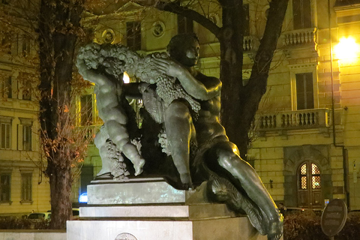 Fontana Angelica in piazza Solferino, Torino, Piemonte